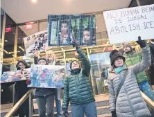  ??  ?? Un grupo protesta frente al Trump Internatio­nal Hotel contra las políticas antiinmigr­antes del presidente. Ayer se reportó la muerte de una niña bajo custodia.