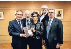  ?? FOTO: ORT ?? Oberbürger­meister Thomas Geisel mit Manfred Droste, Herausgebe­r der Rheinische­n Post, Buchautori­n Annette Kanis sowie Jürgen Kron, Geschäftsf­ührer des Droste-Verlags, und Adrian Flohr, Gemeindera­tsvorsitze­nder (v.l.).