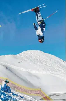  ?? Fotos: dpa ?? Ski Freestyler haben tolle Tricks drauf. Manchmal wirkt es, als könnten sie fliegen. Hier siehst du einen Backflip. Dafür muss ein Freestyler lange üben.