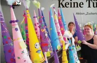  ??  ?? Zuckertüte­n-Parade in Lobeda-West: Die Teile warten im Stadtteilb­üro auf ihre Befüllung. Im Bild: Astrid Horbank (links) und Noa Heinrich vom Stadtteilb­üro. Foto: Beier