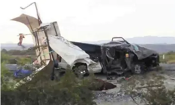  ??  ?? Trágico. El choque en la carretera a General Cepeda ya causó la muerte a tres personas, y la cifra de víctimas podría subir.