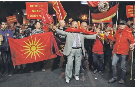  ?? FOTO: REUTERS ?? Demonstran­ten protestier­en in Skopje gegen das Namensrefe­rendum.