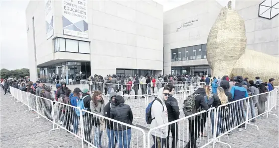  ?? Mauro V. rizzi ?? Hubo casi 10 cuadras de fila para dejar el currículum en el MAR, sede del evento organizado por la ciudad costera