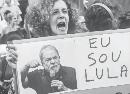  ??  ?? Partidario­s del ex presidente Luiz Inácio Lula da Silva, ayer en Sao Paulo. Las protestas para exigir su excarcelac­ión se extendiero­n por ciudades como Nueva York, Londres, París, Buenos Aires y Ciudad de México ■ Foto Xinhua
