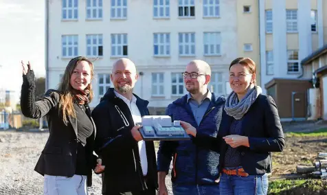  ?? MARCO SCHMIDT (2) ?? Franziska Viktoria Scholz (von links), Daniel Kresse, Thomas Reuß und Martina Friedrich-Gluba besichtige­n die Baustelle der Evangelisc­hen Gemeinscha­ftsschule Erfurt.