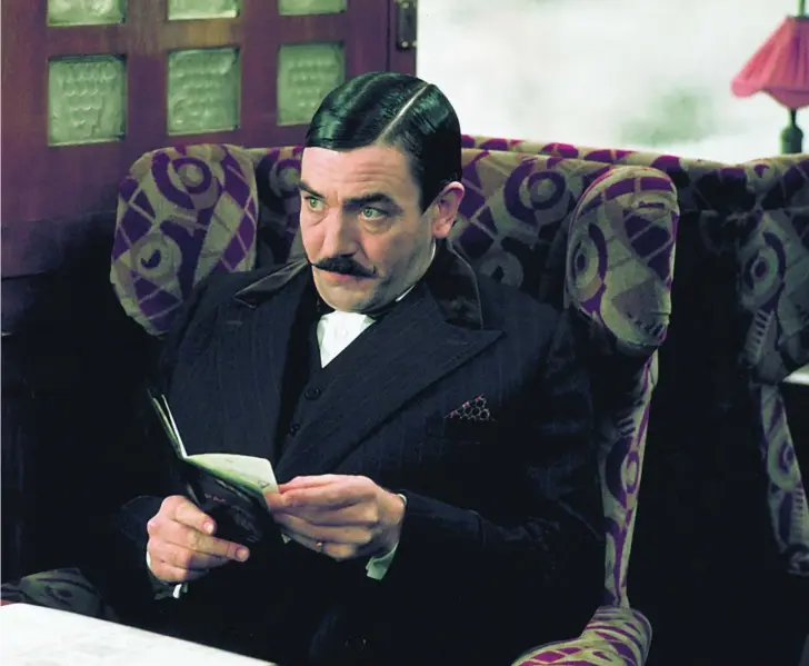  ?? ?? En la adaptación cinematogr­áfica de «Asesinato en el Orient Express» dirigida por Sidney Lumet, el actor británico Albert Finney da vida a Hércules Poirot