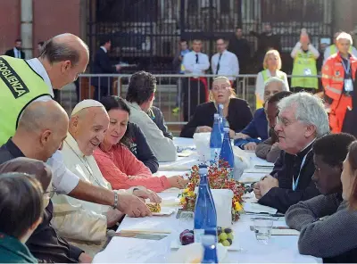  ?? (Osservator­e Romano/LaPresse) ?? A tavola Il Papa con anziani e rifugiati in una navata della Basilica di San Petronio a Bologna