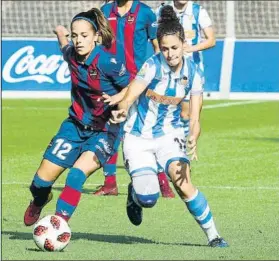  ?? FOTO: UNCITI ?? Lareo y Zornoza pugnan por un balón en el Real-Levante de Zubieta