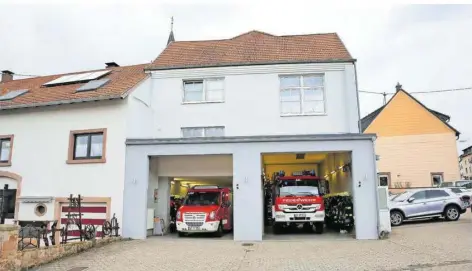  ?? FOTO: HEIKO LEHMANN ?? Eng, enger, das Feuerwehrg­erätehaus in Kleinblitt­ersdorf. In dem haben die Feuerwehrl­eute weder eine Dusche noch Platz, um sich umzuziehen.