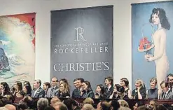  ??  ?? Pocas emociones A pesar de la escenifica­ción del staff de Christie’s, a las subastas actuales les falta el drama de antes