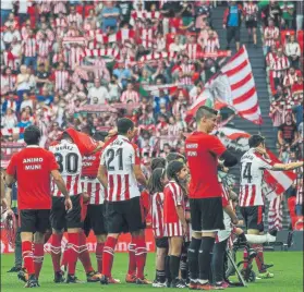  ?? FOTO: EFE ?? Todo el apoyo para Iker Muniain Así lo expuso la plantilla del Arhletic en el campo