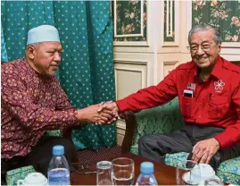  ??  ?? Friendly chat: Dr Mahathir meeting Ahmad Yakob to discuss various matters affecting Kelantan. — Bernama