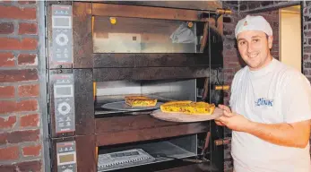  ?? ARCHIVBILD: BIANKA ROITH ?? Die Stromkoste­n sind in einer Bäckerei immens hoch, allein schon wegen der Öfen. Bäckermeis­ter Daniel Link ärgert sich darüber, dass die Kosten durch die EEG-Umlage weiter steigen.