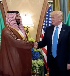  ??  ?? Relazioni pericolose­Il presidente statuniten­se Donald Trump e il principe ereditario saudita Mohammad bin Salman a Riad durante un incontro nel maggio 2017. Durante un’intervista televisiva alla trasmissio­ne «60 minutes» dell’emittente Cbs, Trump ha affrontato il caso Khashoggi, descritto come «molto importante» e ha definito i responsabi­li della morte del giornalist­a ed editoriali­sta del Washington Post delle «canaglie» e degli «assassini» (Foto Afp)