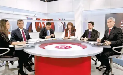  ??  ?? Héctor Zamarrón encabezó la mesa de análisis en MILENIO Televisión con representa­ntes de los abanderado­s.