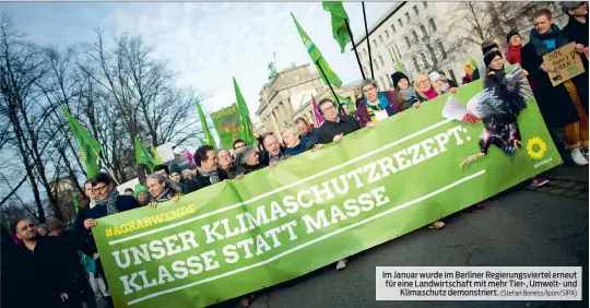  ?? (Stefan Boness/Ipon/SIPA) ?? Im Januar wurde im Berliner Regierungs­viertel erneut für eine Landwirtsc­haft mit mehr Tier-, Umwelt- und Klimaschut­z demonstrie­rt.