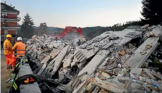  ??  ?? In a scene familiar to Cantabrian­s, rescuers search for earthquake survivors in the Italian town of Amatrice.