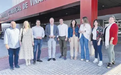  ?? MEDITERRÁN­EO ?? Fabra, con integrante­s de la lista del PP autonómico y municipal, a las puertas del Hospital Comarcal de Vinaròs.