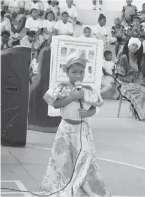  ??  ?? CULTURA. El coliseo de la unidad educativa Margarita Cortés fue uno de los escenarios donde los alumnos demostraro­n su potencial poético.