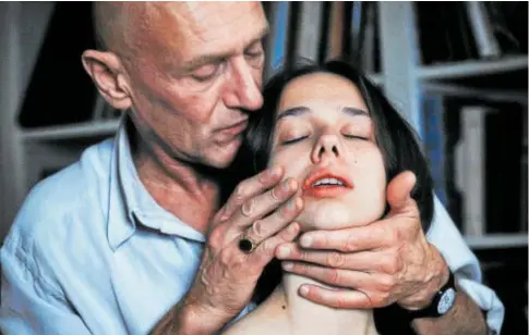  ?? // ABC ?? Fotograma de ‘El consentimi­ento’, con la actriz Kim Higelin (24 años) y Jean-Paul Rouve (57), que da vida a Matzneff