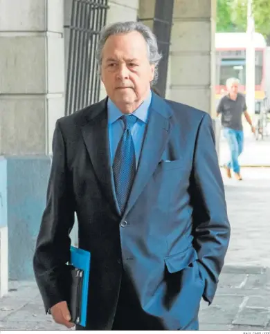  ?? RAÚL CARO / EFE ?? Tomás Pérez-sauquillo llega a la Audiencia de Sevilla para asistir a uno de los juicios.