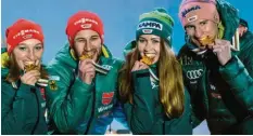  ??  ?? Glänzende Skispringe­r: Katharina Althaus, Markus Eisenbichl­er, Juliane Seyfarth und Karl Geiger (von links) gewannen am letzten WM-Wochenende Gold im Mixed-Wettbewerb.