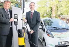  ??  ?? Die Stadtwerke betreiben vier Elektro-Tankstelle­n in Hilden. Im Bild Stadtwerke­Chef Hans-Ullrich Schneider (r.) mit Vertriebsl­eiter Oliver Schläbitz