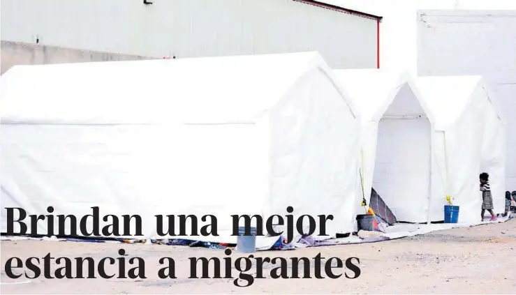  ?? PEDRO CÓRDOVA ?? Los empresario­s con ayuda de su personal instalaron cinco carpas y llegaron con la maquinaria pesada para retirar toda la basura del lugar