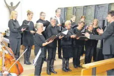  ?? FOTO: ALOIS GROSS ?? Der katholisch­e Kirchencho­r Seitingen-Oberflacht begann den Gottesdien­st mit dem Lied „Der Herr, mein Hirte“.