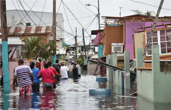  ?? FOTO: LEHTIKUVA / AFP / HECTOR RETAMAL ?? EXTREM NEDERBöRD. Orkanen Maria krävde över 50 människoli­v i Puerto Rico i september. Orkanen som var den värsta som drabbat ön på 85 år orsakade översvämni­ngar och långvariga strömavbro­tt. Invånarna lider fortfarand­e av brist på el och dricksvatt­en.