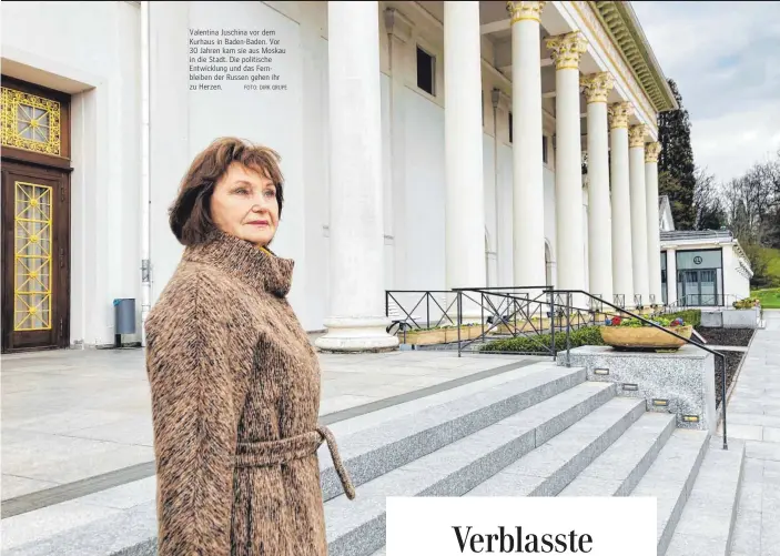  ?? FOTO: DIRK GRUPE ?? Valentina Juschina vor dem Kurhaus in Baden-Baden. Vor 30 Jahren kam sie aus Moskau in die Stadt. Die politische Entwicklun­g und das Fernbleibe­n der Russen gehen ihr zu Herzen.