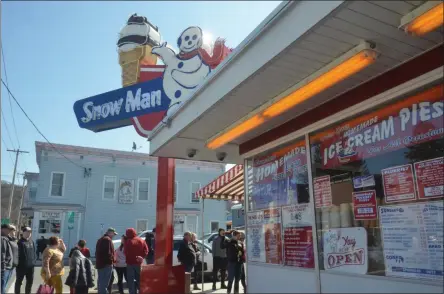  ?? PHOTOS BY LAUREN HALLIGAN — MEDIANEWS GROUP ?? Snowman Ice Cream is now open for its 67th season.