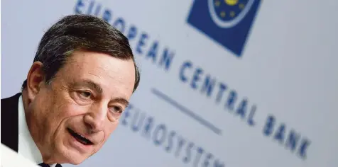  ??  ?? Seine Politik des ultrabilli­gen Geldes ist bei deutschen Sparern unbeliebt. Wagt Mario Draghi demnächst eine Zinswende?