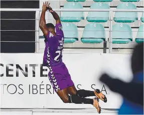  ??  ?? Semedo festeja o primeiro golo da vitória sadina, por 2-1, em Tondela