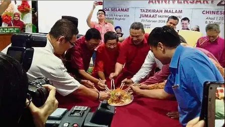  ??  ?? Goodwill gesture: Mosque officials and other community leaders tossing the ‘yee sang’ during the CNY open house at the Masjid Tun Abdul Aziz in Petaling Jaya.