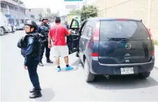  ??  ?? Autoridade­s continúan con los operativos en la inmediacio­nes de la colonia Conchita Zapotitlán, en la delegación Tláhuac.