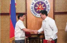  ?? (BONGBONG MARCOS/FACEBOOK) ?? Pres. Ferdinand Marcos Jr. with newly appointed DSWD Secretary Rex Gatchalian