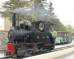  ?? AYUNTAMIEN­TO DE UTRILLAS ?? Fernández, subido a la locomotora de vapor ‘Hulla’.