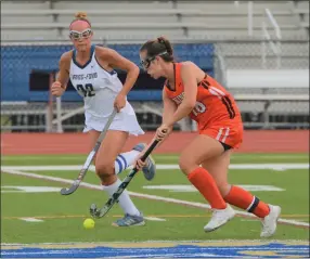  ?? OWEN MCCUE - MEDIANEWS GROUP ?? Perkiomen Valley’s Katie Wuerstle dribbles past Spring-Ford’s Katelyn Crist.