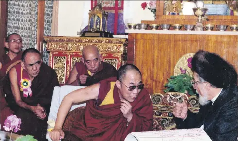  ?? PHOTO: WIKIPEDIA ?? Buddhist-Jewish encounter in 1990: the Dalai Lama with Rabbi Zalman Schachter-Shalomi