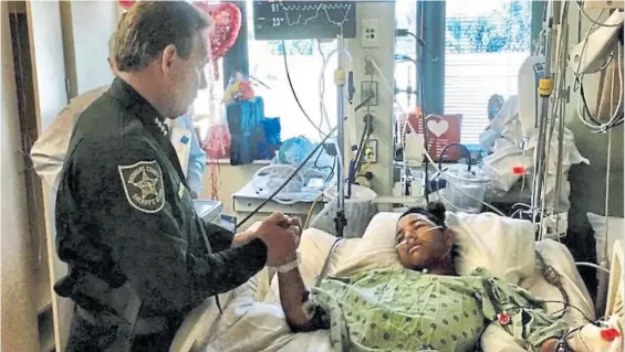  ??  ?? Visita. El jefe de la policía de Broward, Scott Israel, junto al joven Anthony Borges mientras se repone en el hospital de las heridas recibidas.