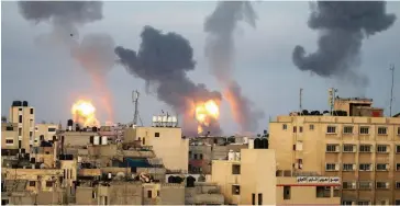  ??  ?? Φλόγες και καπνός από τις χθεσινές αεροπορικέ­ς επιθέσεις του Ισραήλ στη Λωρίδα της Γάζας, σε απάντηση για τη «βροχή» ρουκετών από τη Χαμάς κατά ισραηλινών πόλεων.