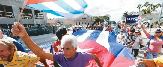  ??  ?? Ontem, em Little Havana, bairro de Miami onde habitam centenas de cubanos exilados, houve festa pelo segundo dia por conta da morte de Fidel