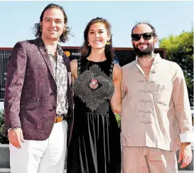  ??  ?? El director y su elenco pasaron por la alfombra roja.