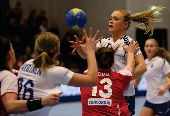  ?? FOTO: ALEX WAGNER ?? ■Johanna Hilli, Ida Väyrynen och de övriga finländska spelarna hade enorma problem med anfallsspe­let i kvalmatche­n mot Schweiz.