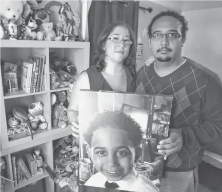  ?? TODD PLITT, USA TODAY ?? Niasia and Jose Cotto hold a photo of son Josia, who died two months after starting treatment at the Burzynski Clinic for a brain tumor.