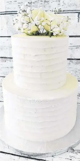  ?? CONTRIBUTE­D ?? Hayley Langille’s first wedding cake was this two-tier creation that featured roses and baby's breath.