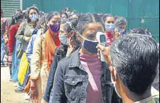  ?? DEEPAK SANSTA / HT ?? Staff members checking the body temperatur­e of students appearing for their exam in Shimla on Saturday,