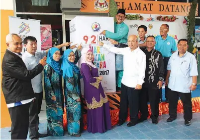  ??  ?? MOHD Hazan (baju Melayu) bersama tetamu menunjukka­n countdown Hari Sukan Negara 2017. Turut kelihatan Rithuan (dua kanan), Fadzillah (kanan), Mohd Alias (tiga kanan) dan Norsiah (lima kiri).