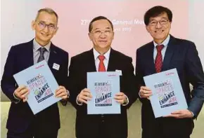  ?? PIC BY MOHD KHAIRUL HELMY MOHD DIN ?? Mah Sing Group Bhd founder and group managing director Tan Sri Leong Hoy Kum (centre) with chief executive officer Datuk Ho Hon Sang (right) and executive director Datuk Steven Ng at the company’s annual general meeting in Kuala Lumpur yesterday.